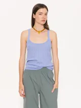 Musculosa de punto color lila con breteles finos.