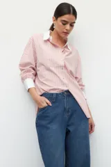 Pantalón de jean negro de corte ancho tipo boyfriend, tiro alto y confeccionado en algodón.