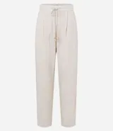 Pantalón celeste de corte recto, confeccionado en tejido de lino y viscosa. Presenta cintura elástica con lazo ajustable, bolsillos laterales y pliegues frontales.