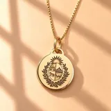 Conjunto de collar y dije redondo de oro amarillo 18k con el Escudo Nacional de Uruguay grabado.