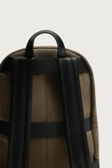 Mochila verde militar con detalles en negro, compartimento principal con cierre, bolsillo frontal con cierre y asa de mano superior.