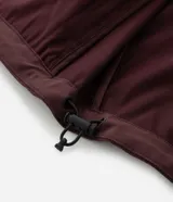 Campera deportiva Get Over de hombre, color bordó, con capucha ajustable, cierre frontal y bolsillos con cremallera. Confeccionada en tejido técnico resistente al agua.