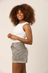 Short gris de jean con lycra, tiro alto y botamanga.