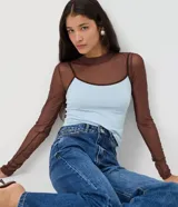 Pantalón de jean azul clásico de corte recto, con tiro alto, presillas para cinto y bolsillos funcionales.