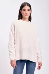 Buzo de tejido de punto chenille en color crudo, con cuello redondo, mangas largas y puños acanalados. Presenta un diseño de textura combinada con paneles laterales de tejido liso y frente con textura de punto fantasía.