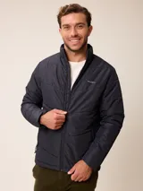 Campera acolchada de nylon color azul, con cierre frontal, cuello alto y logo de la marca bordado en el pecho.