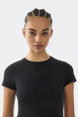 Vestido maxi negro con cuerpo entallado de punto interlock, escote redondo, mangas cortas, costura fruncida en la cintura y falda larga con volumen.