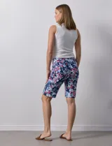 Bermuda a la rodilla con estampado de rayas verticales azules y blancas, pretina ancha elastizada.