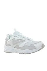 Championes deportivos Topper Terrano II, color blanco con detalles en gris, con diseño robusto y suela de gran tracción.