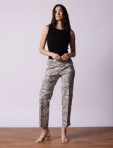 Pantalón de gabardina elastizada con estampado paisley en tonos beige, gris y negro. Marca Zac & Rachel, pretina ancha elastizada.