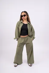 Pantalón palazzo blanco con cintura elástica.