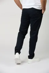 Pantalon chino de gabardina en color azul oscuro, con bolsillos laterales y corte recto.
