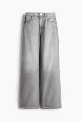 Jean wide leg de tiro extraalto, color gris con efecto acid wash y diseño de cinco bolsillos.