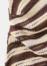 Top de punto asimétrico de un solo hombro con diseño de rayas diagonales en tonos marrón y beige.