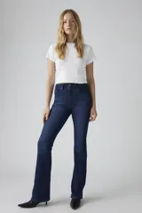 Jean de corte flare con tiro alto, confeccionado en denim azul oscuro con efecto desgastado. Presenta cierre de cremallera con botón metálico, cinco bolsillos tradicionales y costuras reforzadas.