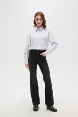 Pantalon jean de corte oxford, color negro, con tiro medio y ruedo deshilachado.