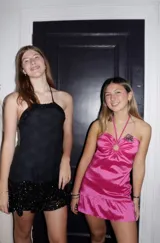 Vestido bordó con escote halter, cuello alto y volado en el ruedo.