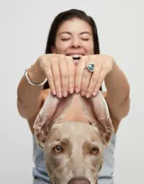 Anillo plateado con cristal verde en forma de triángulo.