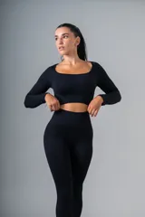 Remera negra de calce ajustado, con escote cuadrado y mangas largas.