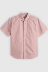Camisa de manga corta color rosado, con cuello abotonado y cierre frontal con botones. Cuenta con sutil bordado del logo en el pecho.