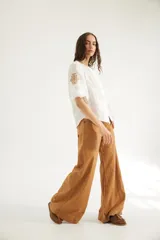 Pantalón wide leg de tiro medio con bolsillos delanteros y traseros, confeccionado en mezcla de lino y algodón.