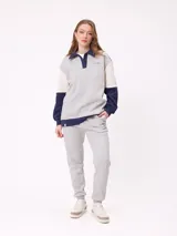 Pantalón tipo babucha de algodón y poliéster, con cintura elástica ajustable mediante cordón, bolsillos laterales y puños elásticos en los tobillos. Presenta un pequeño logo bordado en la pierna izquierda.