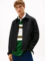 Campera clásica de estilo Ivy en color negro, confeccionada en algodón BCI. Presenta un diseño versátil con cuello camisero, cierre frontal de cremallera y dos bolsillos laterales. Incluye el logo de la bandera de Tommy Hilfiger bordado en el pecho.