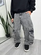 Pantalón gris de jean con efecto lavado, corte ancho y bolsillos cargo.