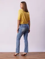 Bolero tejido color fucsia, marca Ninety, de manga corta con apliques de botones.