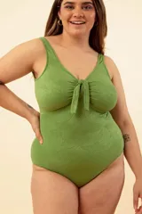 Malla entera verde con textura de hojas, escote en V y nudo en el centro.