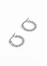 Par de aros tipo argolla de acero quirúrgico con esferas.