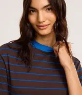 Remera de mangas cortas, confeccionada en malhão, con cuello redondo azul contrastante y rayas horizontales rojas y blancas.