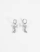 Par de aros de acero quirúrgico plateado, con dije colgante de angelito con arco y flecha.