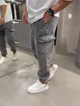 Pantalón tipo jogging cargo con efecto de lavado ácido, bolsillos laterales con solapa y puños elásticos en los tobillos.