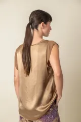 Blusa blanca de seda viscosa con escote en V y mangas cortas con detalle de gasa.