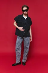 Remera de algodón con corte boxy fit, silueta amplia, hombros caídos y aberturas laterales.