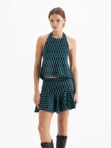 Top de punto con estampado geométrico en tonos azul y bordó, con diseño de cuello halter y espalda descubierta con tiras para atar.