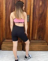 Calza biker negra de tiro alto, confeccionada en algodón y lycra opaca. Presenta una faja doble tela sin elástico superior para mayor sujeción.