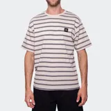 Remera de manga corta con cuello redondo, diseño a rayas horizontales en tonos beige y marrón oscuro, con parche de logo de la marca en el pecho.