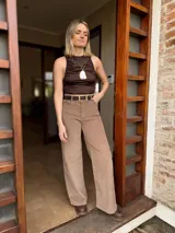 Top halter marrón chocolate, confeccionado en tela elastizada con diseño drapeado.