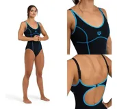 Malla enteriza de natación Arena, modelo Tania Clip Back Swimsuit, de color negro con costuras y detalles en turquesa. Cuenta con tirantes finos, escote redondo y el logo de la marca estampado en el pecho.