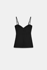 Top de escote en pico con tirantes finos ajustables. Presenta un diseño entallado con costuras verticales decorativas en el frente y bajo recto.