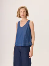 Top sin mangas de corte holgado y relajado, con escote en V. Confeccionado en tejido de algodón con acabado tipo denim.