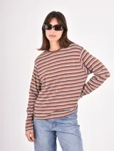 Remera de manga larga con diseño de rayas horizontales en tonos marrón chocolate y blanco, confeccionada en tejido de punto con cuello redondo.