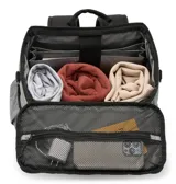Mochila Columbia de diseño rectangular y estructura rígida, confeccionada en tela gris jaspeada con tecnología Omni-Shield repelente al agua. Cuenta con un compartimento principal con cierre superior, un bolsillo frontal vertical con el logo de la marca estampado en blanco, un bolsillo inferior con cierre, bolsillos laterales elásticos y correas acolchadas para los hombros.