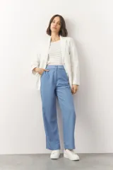Pantalón sastrero celeste de modal, de corte recto y tiro alto, con botón a tono y tres bolsillos.