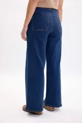 Pantalón jean ancho y elastizado en color azul oscuro, con bolsillos frontales aplicados y costuras pespuntadas en contraste.