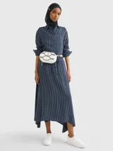 Falda midi azul marino con rayas verticales blancas, cintura elástica con cordón y dobladillo asimétrico.