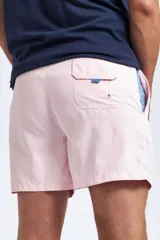 Short de baño color rosado, con cintura elástica y cordón ajustable. Cuenta con dos bolsillos laterales, un bolsillo trasero y suspensor interno.