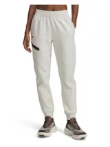 Jogger deportivo Under Armour de tejido doble punto, color beige claro. Presenta cintura elástica con cordón interno, bolsillos laterales abiertos y un bolsillo cargo con cremallera en el muslo derecho. Diseño de corte ajustado en las piernas con puños elásticos en los tobillos.